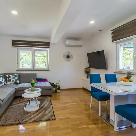 Holiday home Cozy In With Wifi *