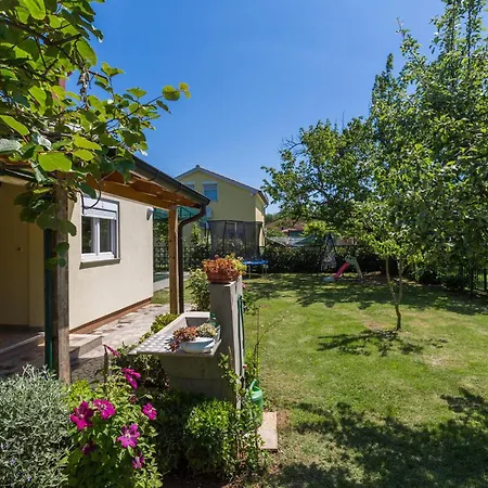 2 Bedroom Beautiful In Πούλα