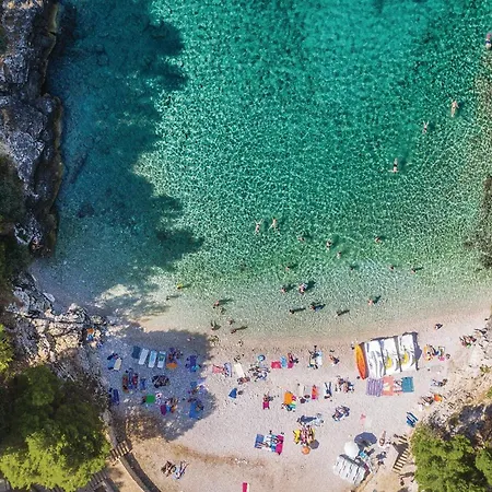 2 Bedroom Beautiful In Πούλα