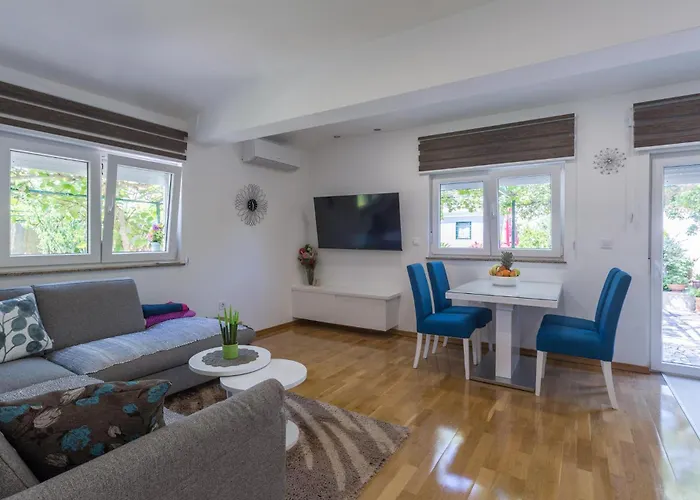 2 Bedroom Beautiful In Σπίτι διακοπών *