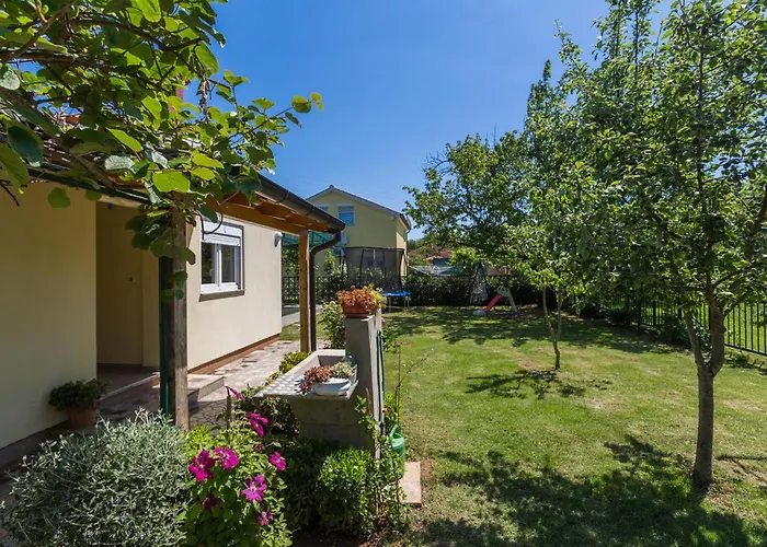 2 Bedroom Beautiful In Πούλα