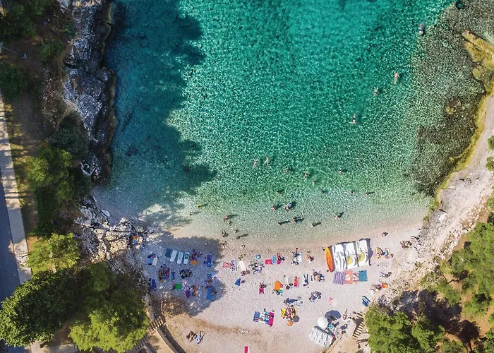 2 Bedroom Beautiful In Πούλα