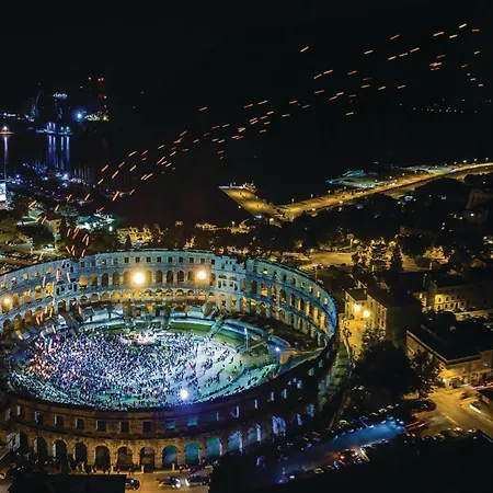 2 Bedroom Beautiful In Feriehus Pula