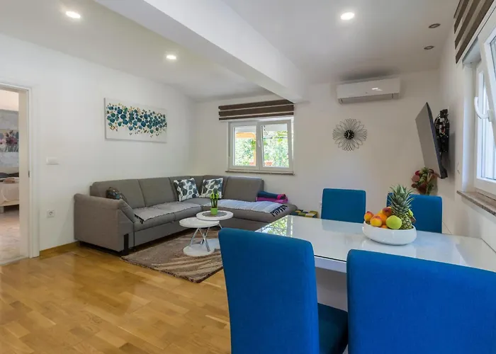 2 Bedroom Beautiful In Dom wakacyjny Pula