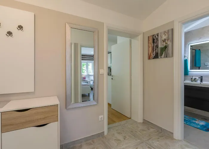 בית נופש 2 Bedroom Beautiful In פולה