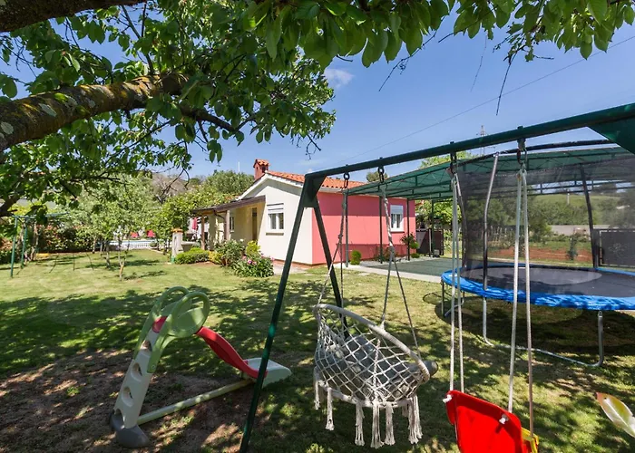 2 Bedroom Beautiful In Dom wakacyjny Pula