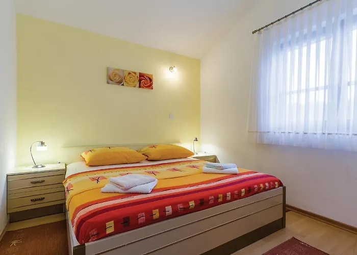 2 Bedroom Beautiful In Dom wakacyjny Pula