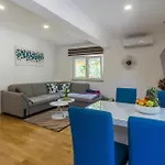 Beautiful In بيت للعطل بولا